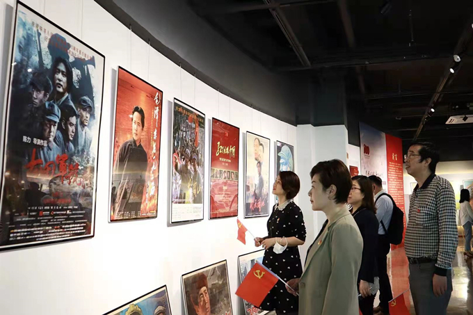 看海報、學(xué)黨史，健康產(chǎn)業(yè)公司黨總支組織參觀“紅色電影海報展”1_副本.jpg