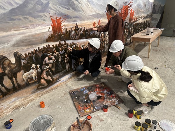 2.在文化產(chǎn)業(yè)公司承接的新疆克州博物館項目現(xiàn)場上，青年們發(fā)揚工匠精神，精益求精，反復(fù)打磨調(diào)試布展細(xì)節(jié)，全力參與大型布展作品創(chuàng)作。_副本.jpg